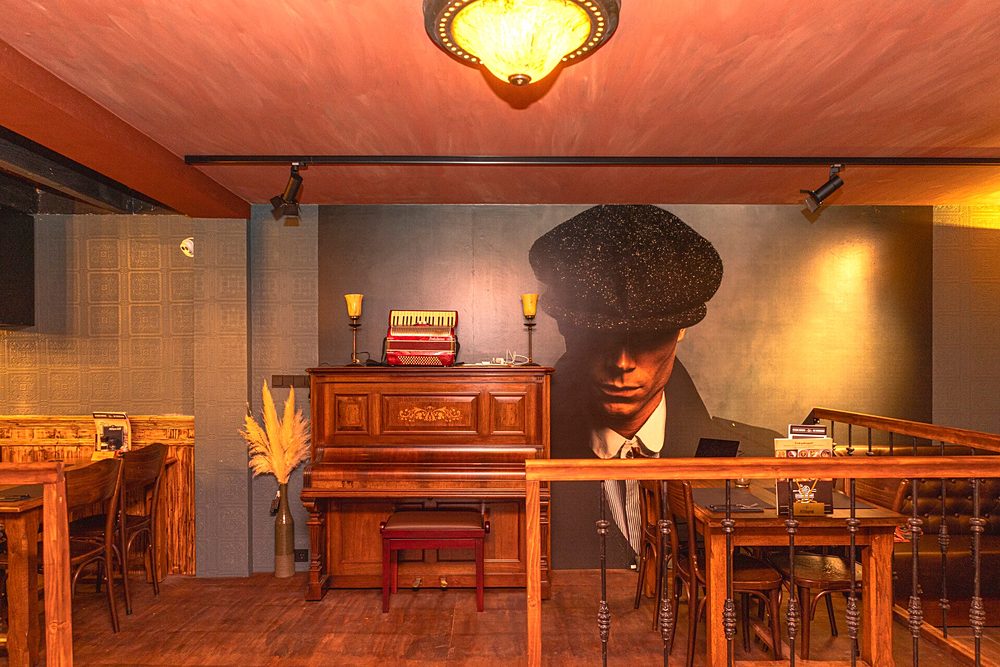 De piano in de achterzaal